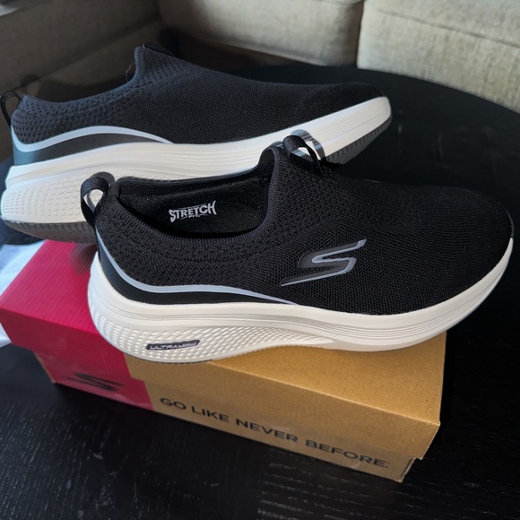 *BRAND NEW* Sketchers Go Run Elevate - Picture 1 of 2